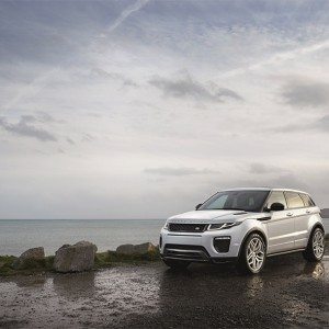 Range Rover Evoque 2016 a lado del mar color blanco