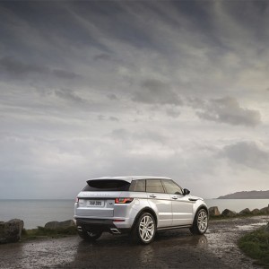 Range Rover Evoque 2016 a lado del mar color trasera