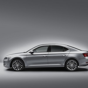Skoda Superb costado