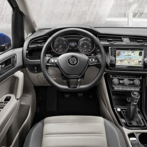Volkswagen Touran 2016 interior volante