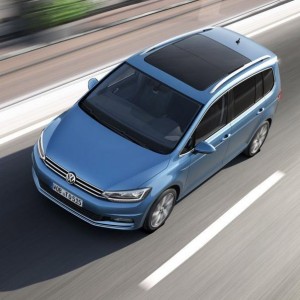 Volkswagen Touran 2016 en carretera vista desde arriba