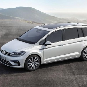Volkswagen Touran 2016 color blanco de perfil