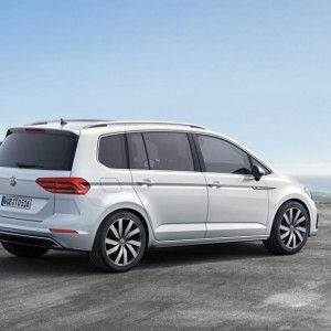 Volkswagen Touran 2016 color blanco de perfil derecho