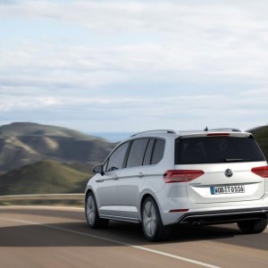Volkswagen Touran 2016 color blanco en carretera posterior