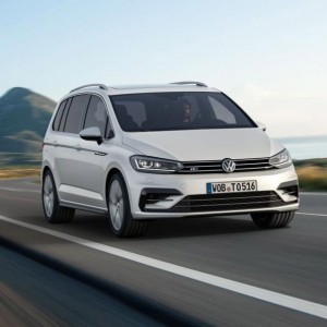 Volkswagen Touran 2016 color blanco en carretera de frente