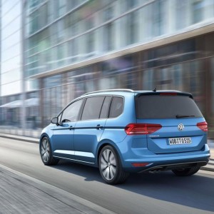 Volkswagen Touran 2016 color azul en calle
