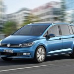 Volkswagen Touran 2016 color azul en calle de perfil