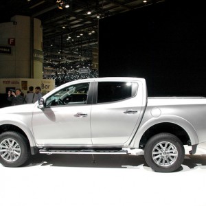 Mitsubishi L200 2016 expuesta en Ginebra, lateral