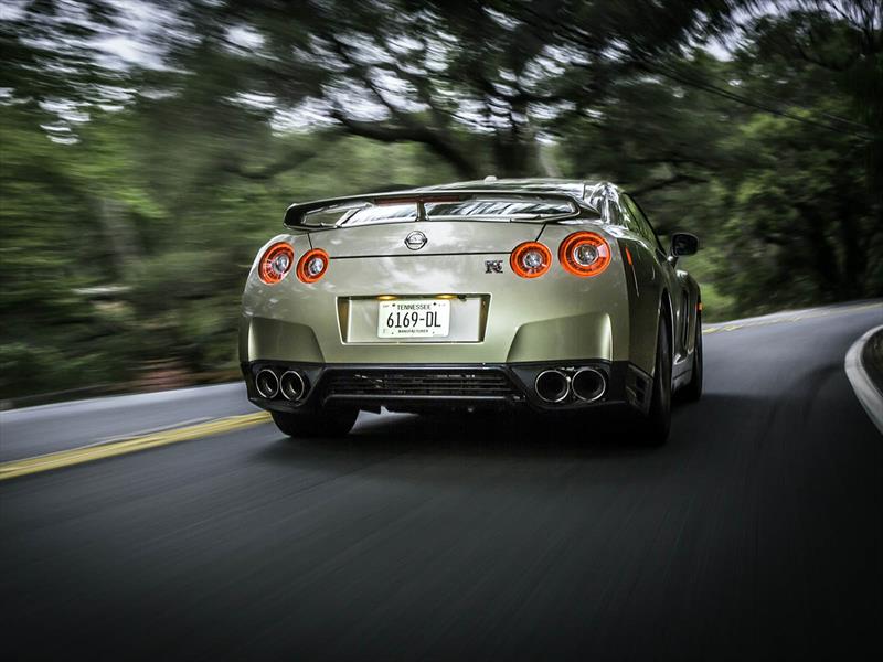 Nissan GT-R 45th Anniversary Gold Edition parte trasera
