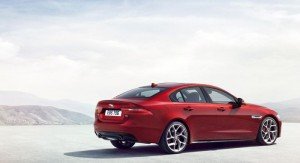 Jaguar XE 2016 vista posterior