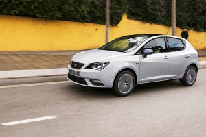 Seat Ibiza Connect 2016 México en calle de lado