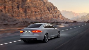 Jaguar XF 2016 vista posterior