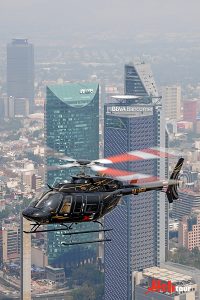 CabiFLY Shuttle helicóptero en servicio en la CDMX frente edificios