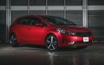 Kia Forte Hatchback 2017 en México color rojo de perfil