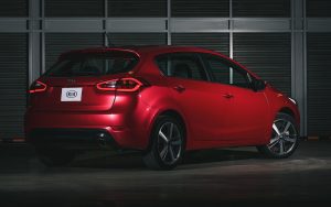 Kia Forte Hatchback 2017 en México color rojo parte trasera escape