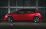 Kia Forte Hatchback 2017 en México color rojo de perfil