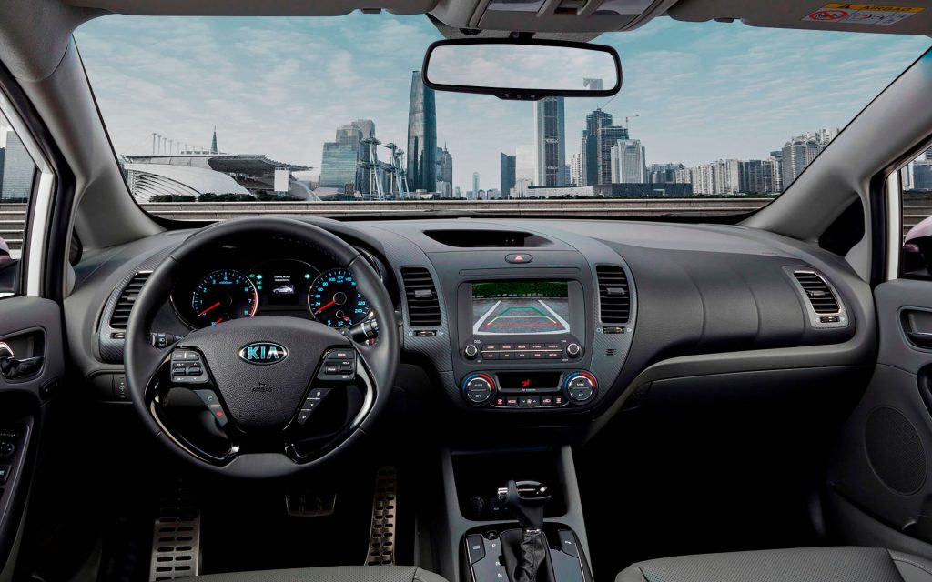  Kia Forte Hatchback   en México interior con pantalla touch Android Auto