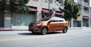 Mitsubishi Mirage 2017 en México color naranja en calle de lado