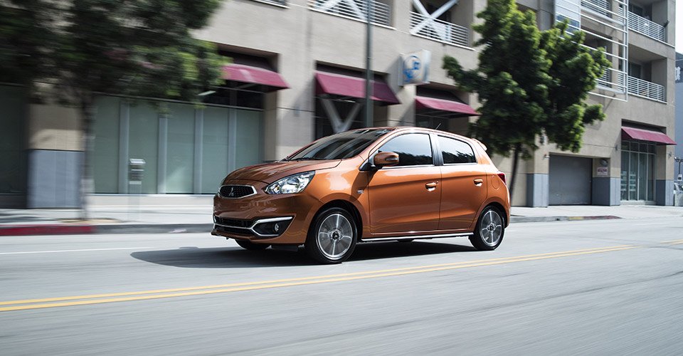 Mitsubishi Mirage 2017 en México color naranja en calle de lado