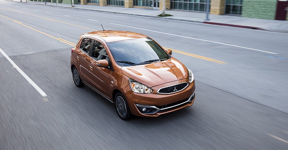 Mitsubishi Mirage 2017 en México color naranja en calle de frente