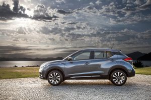 Nissan Kicks 2017 en México color plata perfil en paisaje