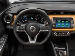Nissan Kicks 2017 en México interior pantalla touch de 7" y volante