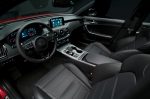 Kia Stinger 2018 interior pantalla consola central y asientos piel