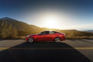 Kia Stinger 2018 de perfil contra luz