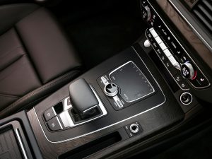 Audi Q5 2018 interior palanca consola control centra cargador inalámbrico