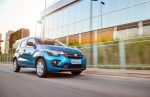 Nuevo Fiat Mobi 2017 en México color azul versión Like frente faros antiniebla
