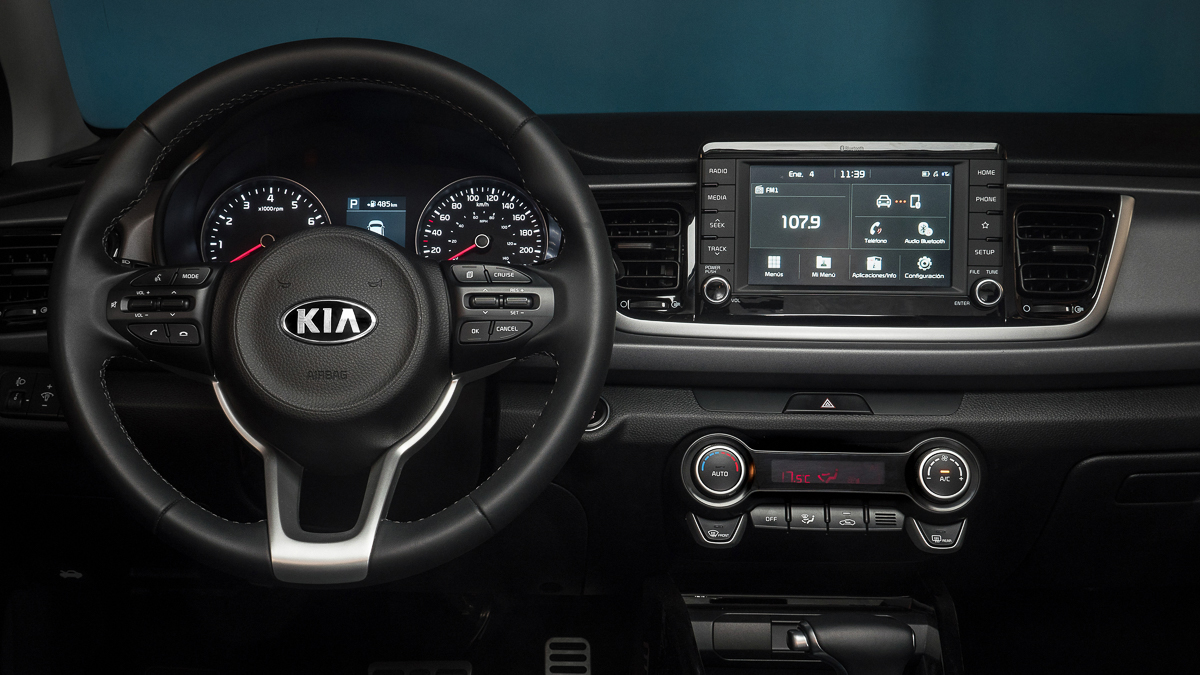 Kia Rio Hatchback 2018 en México controles en volante pantalla touch