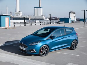 Ford Fiesta ST 2018 lateral en estacionamiento