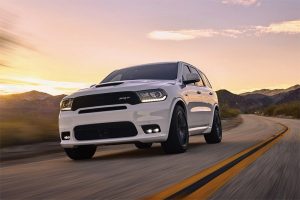 Nueva Dodge Durango SRT 2018 de frente en carretera