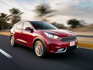 Kia Niro 2017 en México color rojo en carretera frente y lateral