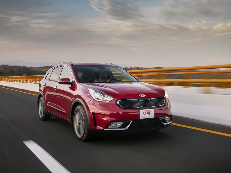 Kia Niro 2017 en México color rojo en carretera frente parrilla y lateral