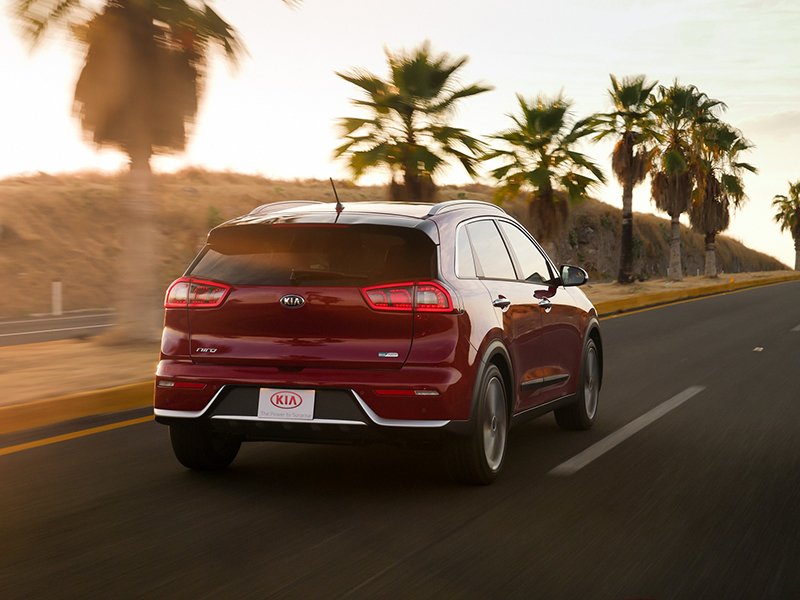 Kia Niro 2017 en México parte posterior en carretera atardecer