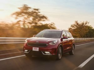 Kia Niro 2017 en México parte frontal en carretera atardecer