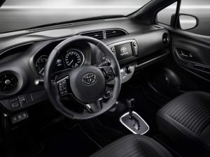 Toyota Yaris 2018 interior con pantalla touch