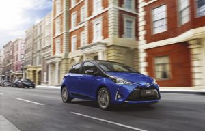 Toyota Yaris 2018 de perfil en calle