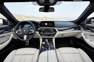 BMW Serie 5 2018 en México interiores pantalla touch Apple CarPlay totalmente inalámbrico