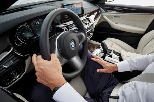 BMW Serie 5 2018 en México interiores pantalla touch Apple CarPlay volante con controles