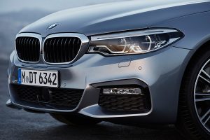 BMW Serie 5 2018 en México frente con faros de halógeno y LED parrilla