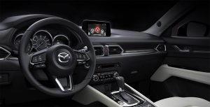 Mazda CX-5 2018 en México interior pantalla touch y asientos de piel