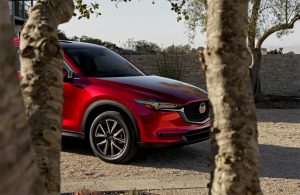 Mazda CX-5 2018 en México frente entre árboles