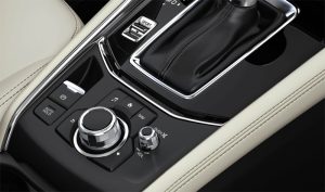 Mazda CX-5 2018 en México consola central con controles de sistema multimedia