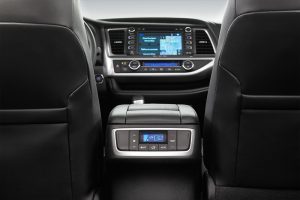 Toyota Highlander 2017 en México interiores pantalla touch y aire de 3 zonas