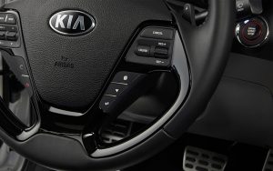 Kia Forte 2018 en México con nuevo motor Atkinson - interior controles al volante y paleta de cambios