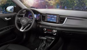 Kia Rio Sedán 2018 en México, interior con pantalla touch de 7 pulgadas