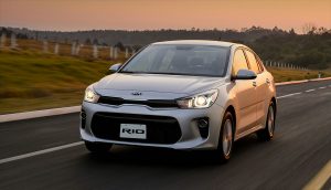 Kia Rio Sedán 2018 en México, color blanco en carretera