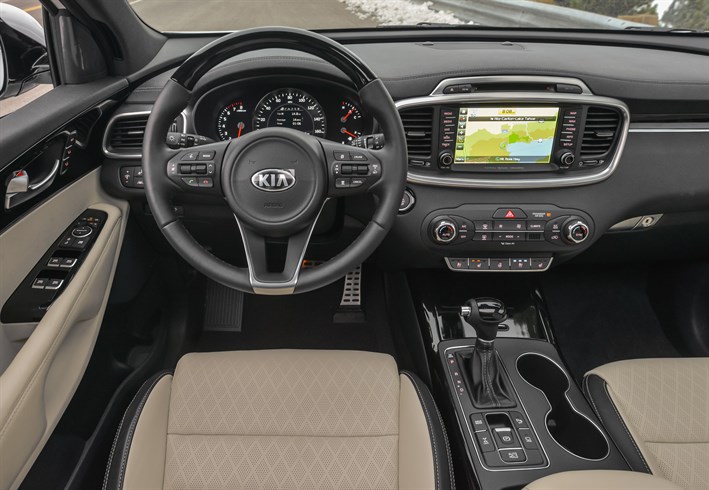 Kia Sorento 2018 en México interiores pantalla touch y asientos de piel